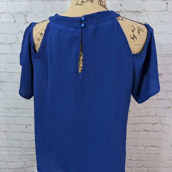 Lily White Cold Shoulder Shirt Large - Picture 3 of 5